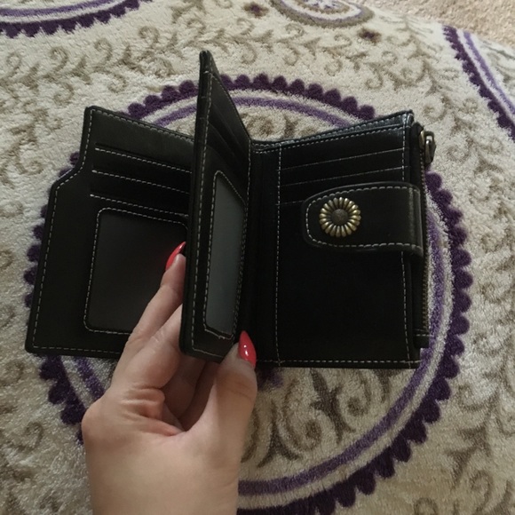 Black Genuine Leather Sunflower Button Wallet - Picture 4 of 5